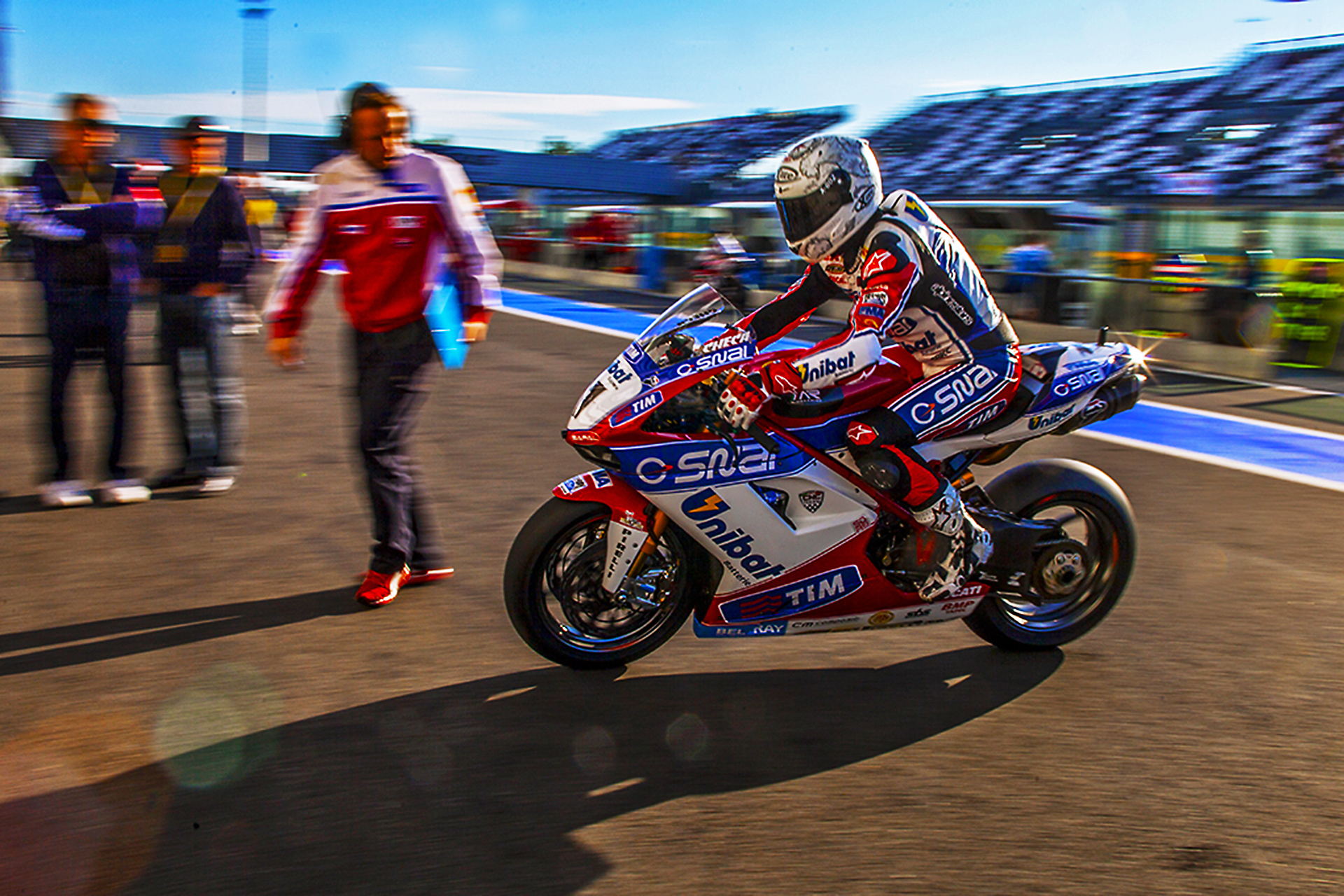 Images Carlos Checa returns to the box for new regulations of the Ducati before Superpole